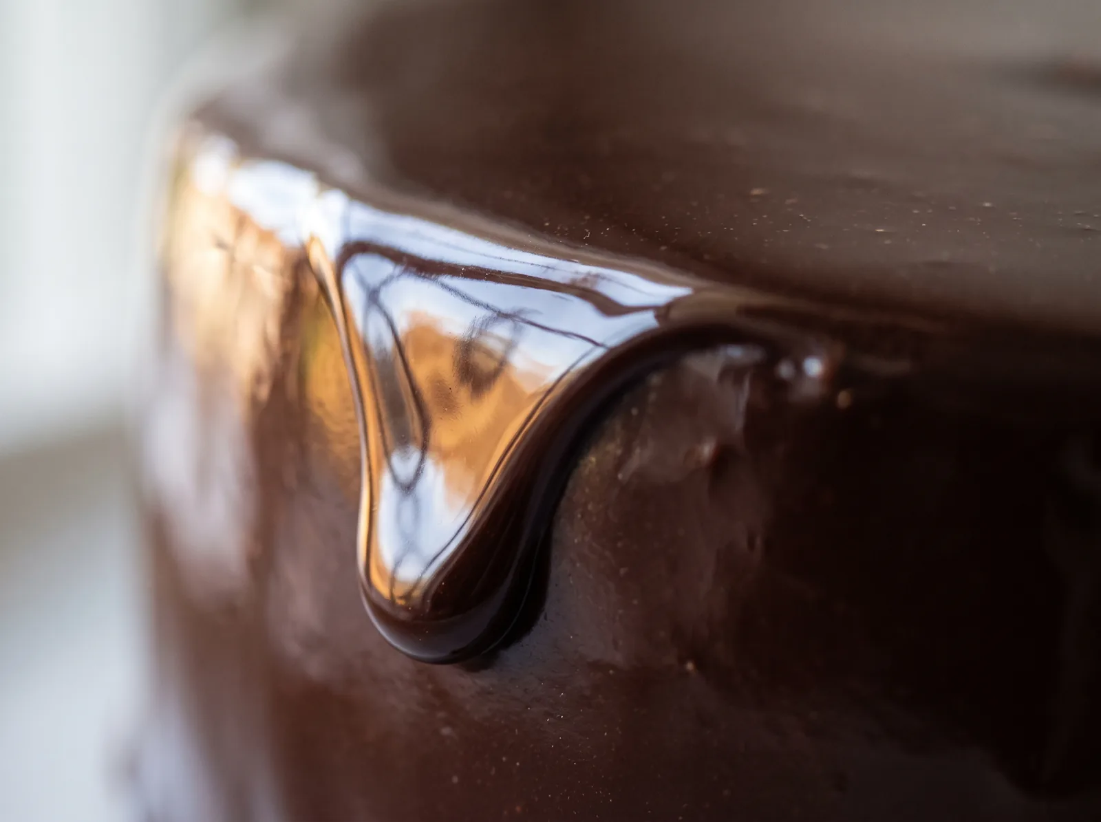 Glaseado espejo de chocolate con un goteo brillante / Chocolate mirror glaze with a glossy drip